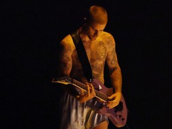 Video Justin Bieber Cuma Pakai Celana Boxer di Panggung Grammy Awards 2026