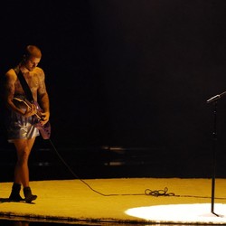 Justin Bieber dan Boxernya saat Latunkan Yukon di Grammy 2026