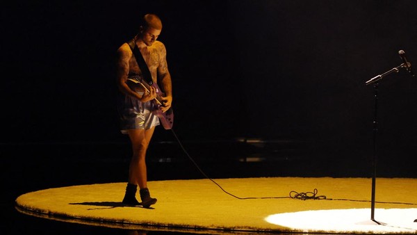 Justin Bieber dan Boxernya saat Latunkan Yukon di Grammy 2026