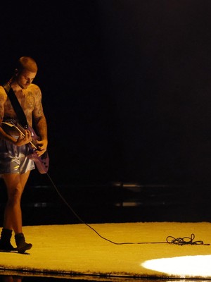 Justin Bieber dan Boxernya saat Latunkan Yukon di Grammy 2026