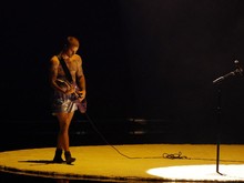 Justin Bieber dan Boxernya saat Latunkan Yukon di Grammy 2026