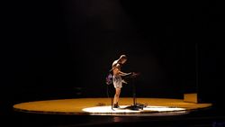 Justin Bieber dan Boxernya saat Latunkan Yukon di Grammy 2026