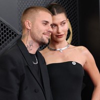 Lagu-lagu dalam album Justin beberapa kali merujuk pada Hailey (terutama ‘Go Baby’) dan putra mereka, Jack Blues. Malam ini (2/02/2026) waktu setempat, Justin juga tampil di panggung Grammy Awards, setelah absen selama empat tahun. Foto: Getty Images via AFP/AMY SUSSMAN