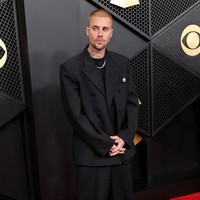 Pelantun lagu ‘Daisies’ ini mengenakan setelan jas dan celana baggy dari koleksi Balenciaga. Ia tampak mengenakan kalung dan pin ‘ICE out’, sebagai bentuk penolakan terhadap agen ICE (Immigration and Customs Enforcement) yang belakangan jadi sorotan karena penegakan hukum ‘brutal’ terhadap sejumlah warga imigran AS. Foto: Getty Images via AFP/AMY SUSSMAN