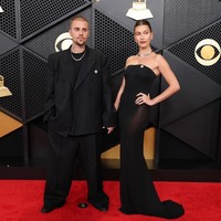 Kejutan di red carpet Grammy Awards 2026, pasangan Justin Bieber dan Hailey Bieber akhirnya pose bersama. Keduanya terakhir kali tampil di acara yang sama pada 2022. Foto: Getty Images via AFP/AMY SUSSMAN