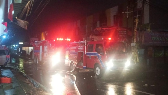 Api Damkar 150 Petugas Damkar Taklukkan Api di Ruko Tekstil Tangsel: Perjuangan ...
