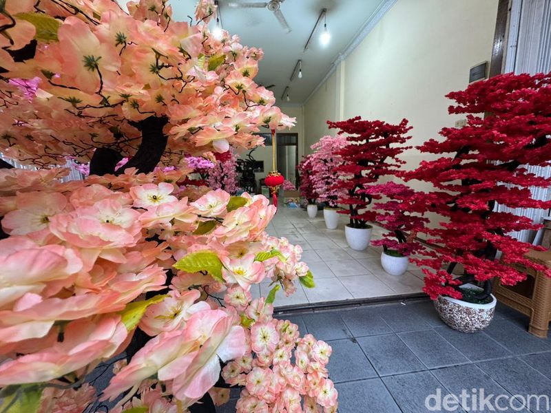 Kerajinan bunga Mei Hwa untuk Imlek yang dibuat Asong, perajin asal Pontianak. Kerajinan bunga Mei Hwa untuk Imlek yang dibuat Asong, perajin asal Pontianak.