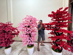 Perajin Bunga Keberuntungan di Pontianak Banjir Pesanan Jelang Imlek