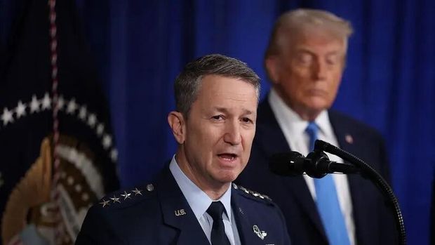 Ketua Kepala Staf Gabungan AS, Dan Caine, berbicara dalam konferensi pers bersama Presiden Donald Trump pada awal Januari ini Pemimpin Kepala Staf Gabungan AS, Dan Caine, berbicara dalam konferensi pers bersama Presiden Donald Trump pada awal Januari ini