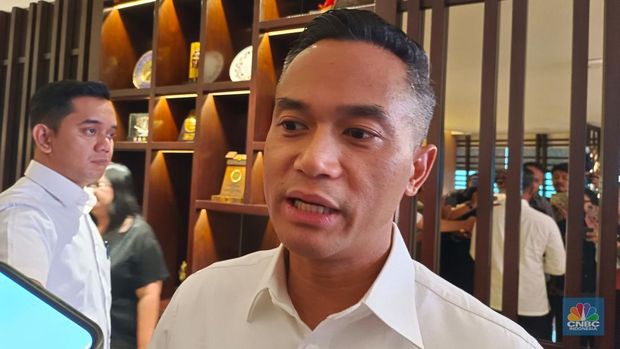 Ketua Umum Kamar Dagang dan Industri (Kadin) Indonesia, Anindya Novyan Bakrie saat ditemui di Menara Kadin Indonesia, Jakarta, Senin (2/2/2026). (CNBC indonesia/Martyasari Rizky)