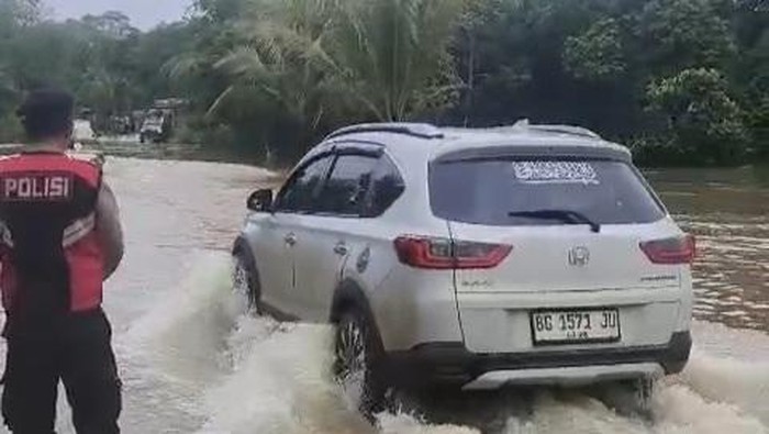 Kondisi banjir yang terjadi di Jalan Lintas Musi Rawas-PALI.