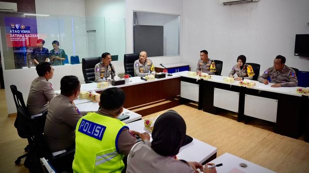 Korlantas Polri memperkuat penegakan hukum berbasis teknologi dengan optimalisasi, pengecekan, serta evaluasi operasional ETLE Speed Camera di Tol DIY. (dok Korlantas)