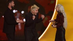 Lady Gaga Bawa Pulang Dua Piala Grammy