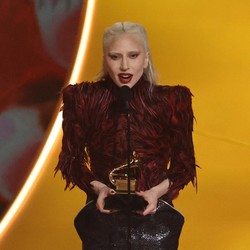 Lady Gaga Bawa Pulang Dua Piala Grammy