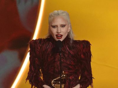 Lady Gaga Bawa Pulang Dua Piala Grammy