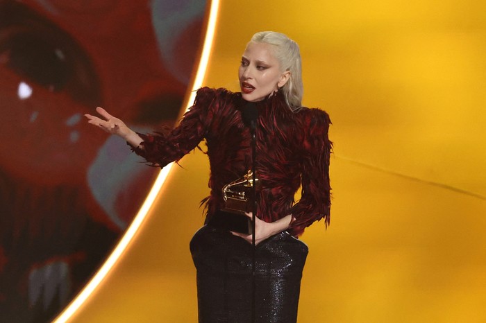 Lady Gaga Bawa Pulang Dua Piala Grammy