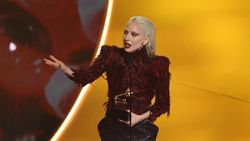 Lady Gaga Bawa Pulang Dua Piala Grammy