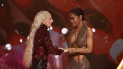 Lady Gaga Bawa Pulang Dua Piala Grammy