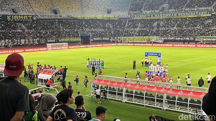 Laga Persebaya vs Dewa United di Stadion GBT Surabaya