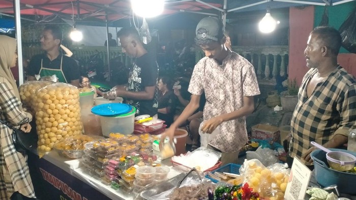 Lapak penjual kuliner khas India di bazar Thaipusam Binjai. (Laila Syakira/detikSumut)