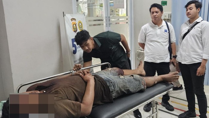 Latif saat diberikan tindakan medis