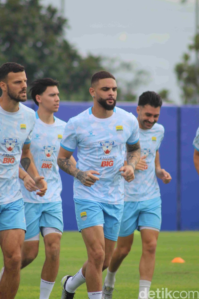 Layvin Kurzawa mengikuti latihan Persib Bandung