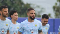 Dua penggawa Persib Bandung, Layvin Kurzawa dan Dion Markx kompak mengikuti latihan pasca laga kontra Persis Solo yang digelar pada 2 Februari 2026.