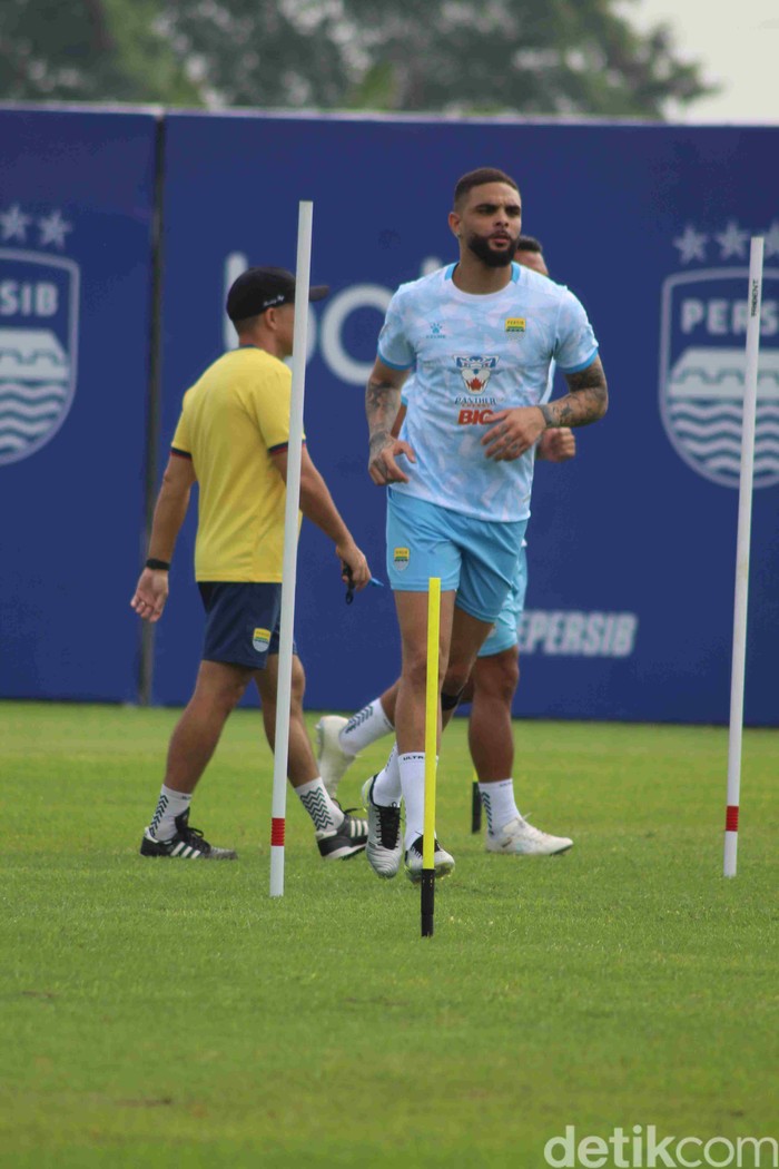 Layvin Kurzawa mengikuti latihan Persib Bandung
