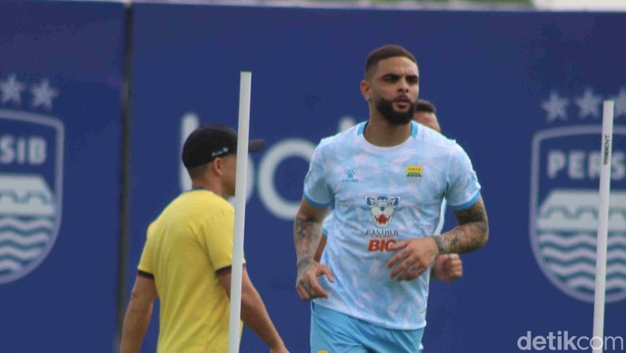 Layvin Kurzawa mengikuti latihan Persib Bandung