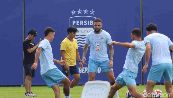Layvin Kurzawa mengikuti latihan Persib Bandung
