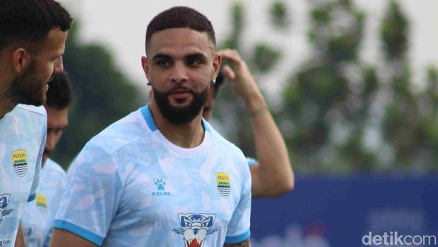 Layvin Kurzawa mengikuti latihan Persib Bandung