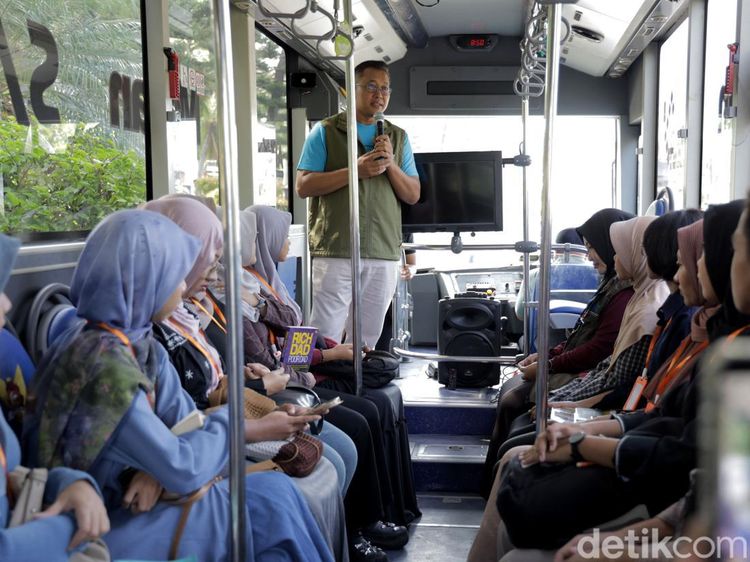 Literasi Keliling Kota, TransLiteria Hadirkan Pengalaman Baca Buku di Bus Satria