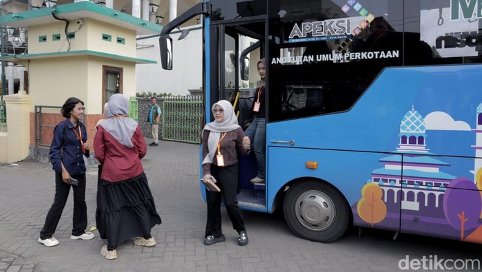 Literasi Keliling Kota, TransLiteria Hadirkan Pengalaman Baca Buku di Bus Satria