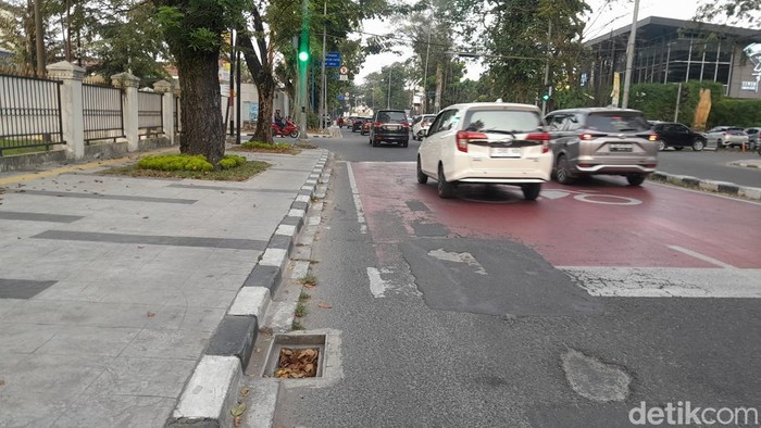 Lubang drainase menganga di Jalan Letjen Suprapto, Kelurahan Hamdan, Kecamatan Medan Maimun. (Rechtin Hani Ritonga/detikSumut)