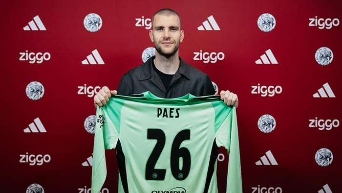 Maarten Paes Resmi Berseragam Ajax Amsterdam