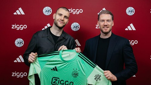 Klub raksasa Belanda Ajax Amsterdam resmi menggaet kiper Timnas Indonesia Maarten Paes. Kabar transfer Maarten Paes diumumkan Ajax, Senin (2/1/2026) malam WIB. De Godzenonden menebusnya dari klub MLS FC Dallas dengan biaya yang tidak disebutkan.