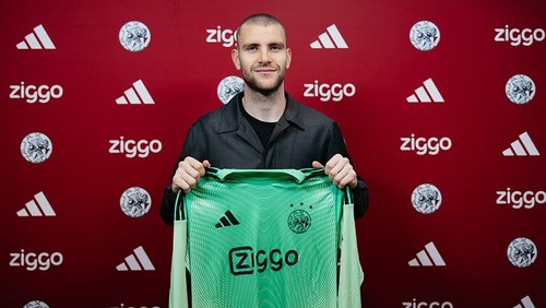 Klub raksasa Belanda Ajax Amsterdam resmi menggaet kiper Timnas Indonesia Maarten Paes. Kabar transfer Maarten Paes diumumkan Ajax, Senin (2/1/2026) malam WIB. De Godzenonden menebusnya dari klub MLS FC Dallas dengan biaya yang tidak disebutkan.