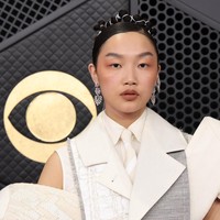 Perpaduan nuansa 90-an dan sentuhan avant-garde terlihat jelas pada Audrey Nuna. Riasan mata dan bibir bernuansa terracotta lembut dipadukan dengan tatanan rambut hitam yang dibentuk seperti sanggul yang rumit.  Foto: REUTERS