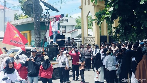 Massa Honorer Non-database BKN Saat melakukan orasi didepan kantor Bupati Dompu, Senin (2/2/2026). (Faruk)