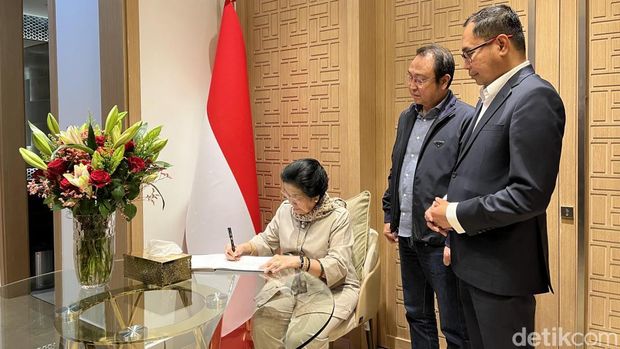 Megawati berkunjung ke kantor Kedutaan Besar Republik Indonesia (KBRI) Abu Dhabi. (Kanavino/detikcom)