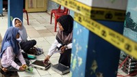 Penyaluran MBG tetap dilakukan meski kegiatan belajar mengajar di sekolah diliburkan sementara. Seperti terlihat di Madrasah Ibtidaiyah Miftahul Falah, Gunungputri, Kabupaten Bogor, Jawa Barat, guru tetap membagikan MBG kepada para siswa pada Senin (2/2/2026), meski bangunan sekolah mengalami kerusakan akibat ambruk. ANTARA FOTO/Yulius Satria Wijaya