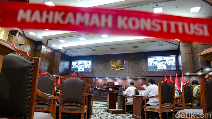 Mahkamah Konstitusi (MK) membacakan 14 putusan uji materiil UU sekaligus hari ini. Kesembilan hakim hadir lengkap.