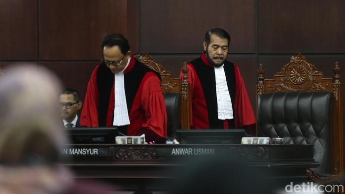Mahkamah Konstitusi (MK) membacakan 14 putusan uji materiil UU sekaligus hari ini. Kesembilan hakim hadir lengkap.