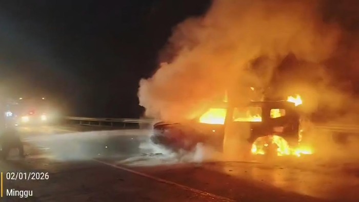 Mobil Jetour Ditabrak BMW dari Belakang, Kok Bisa Sampai Terbakar?