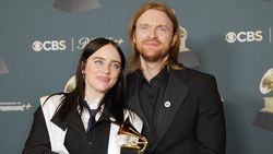 Musisi Grammy 2026 Suarakan Solidaritas Lewat Pin ICE OUT