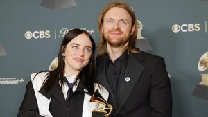  Billie Eilish dan Finneas tampil di Grammy 2026 dengan mengenakan pin “ICE OUT”, simbol protes terhadap dugaan kekerasan oleh U.S. Immigration and Customs Enforcement (ICE) yang kembali disorot setelah insiden maut di Minneapolis. Saat menerima Song of the Year untuk “Wildflower”, Billie menegaskan pentingnya bersuara: “Suara kita benar-benar penting.” REUTERS/Mike Blake 