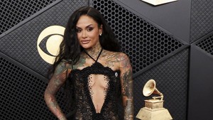 Kehlani membawa pesan kuat lewat pin “ICE OUT” usai memenangkan dua kategori R&B. Dalam pidatonya, ia menyerukan perlawanan terhadap ketidakadilan global dan menegaskan pentingnya kekuatan kolektif dalam menghadapi kebijakan yang dianggap merugikan komunitas imigran. REUTERS/Mario Anzuoni