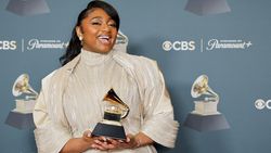Musisi Grammy 2026 Suarakan Solidaritas Lewat Pin ICE OUT