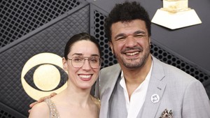 Meg Pickarski dan Curtis Stewart menjadi bagian dari deretan musisi yang mengenakan pin “ICE OUT”. Dukungan juga datang dari beberapa musisi lainnya seperti Bad Bunny, Olivia Dean, Jason Isbell dan lainnya, menjadikan simbol kecil ini sebagai gelombang protes kultural di Grammy 2026. REUTERS/Mario Anzuoni    