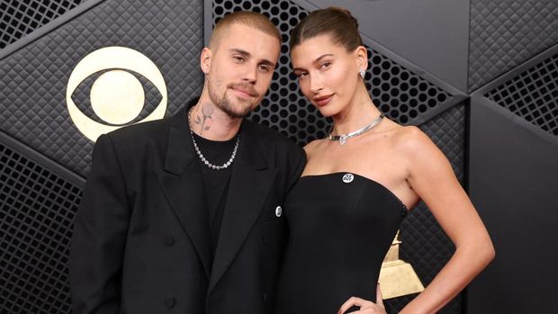 Musisi Grammy 2026 Suarakan Solidaritas Lewat Pin ICE OUT Justin Bieber and his wife Hailey Bieber pose at the red carpet during the 68th Annual Grammy Awards in Los Angeles, California, U.S., February 1, 2026. REUTERS/Mario Anzuoni